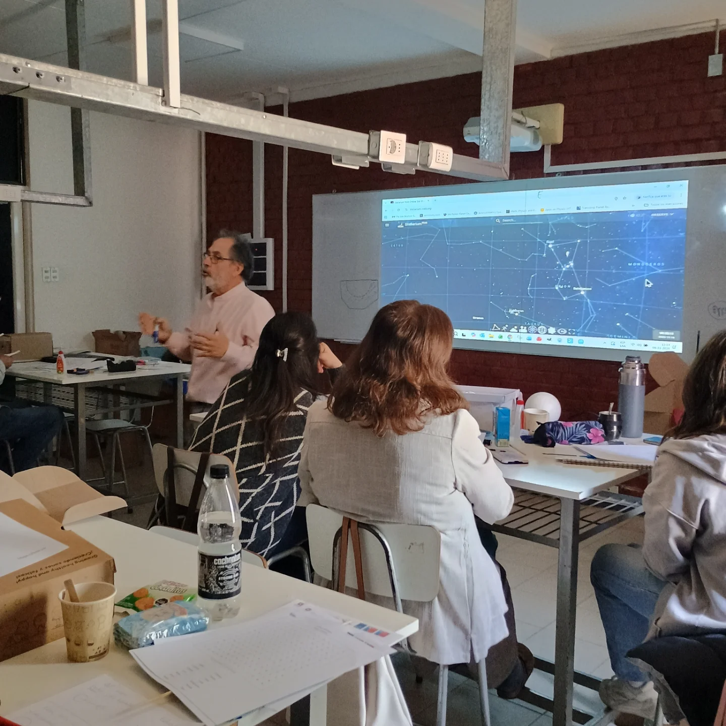 Sesión 3 de AstroCiencias en Talca: docentes exploraron eclipses y constelaciones a través de modelos prácticos