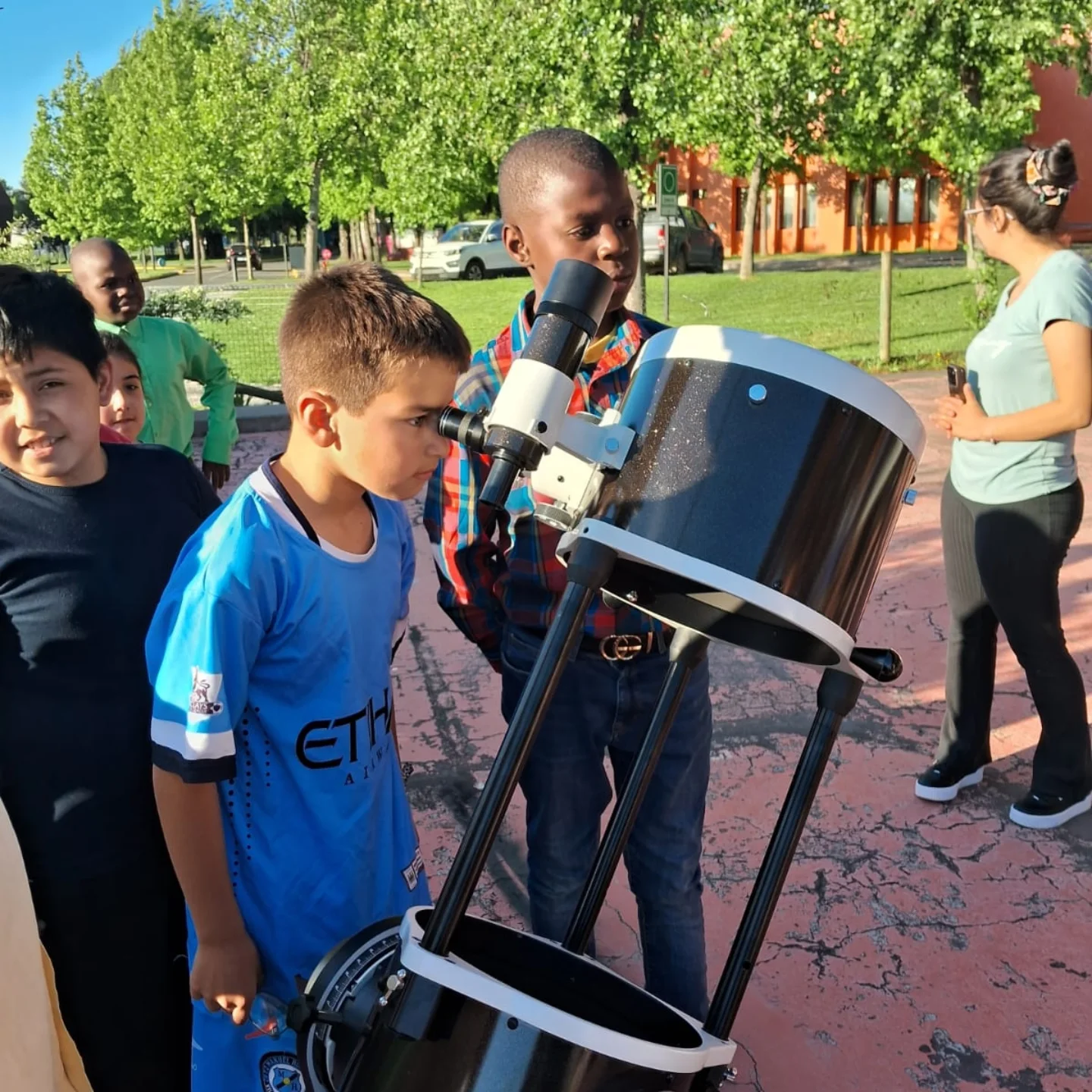Astronomía en familia en el Espacio DTC+: estudiantes del Club de Astronomía de la Escuela Cataluna descubrieron los misterios de la Luna