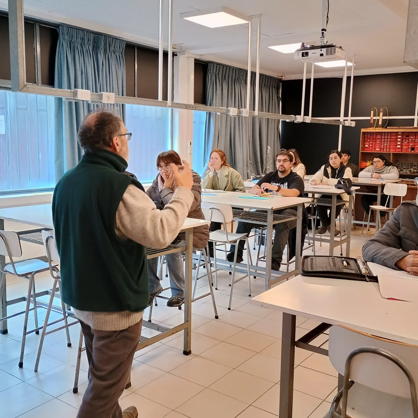 Primera sesión de AstroCiencias en Talca: docentes del Maule experimentaron con método científico y escalas del Sistema Solar
