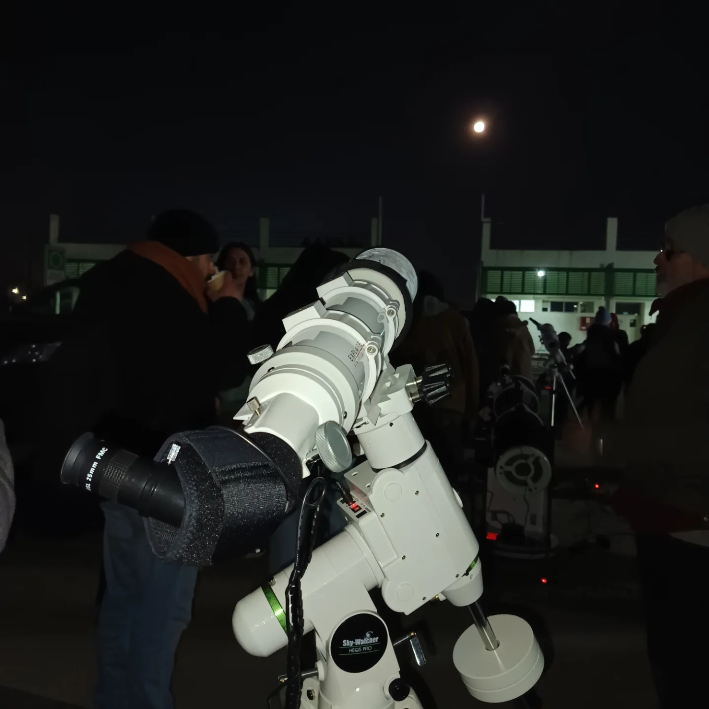 "Una noche bajo las estrellas" reunió a más de 70 asistentes en la observación astronómica de AstroCiencias en Linares
